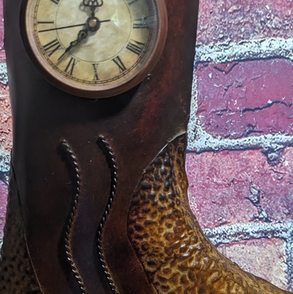 Cowgirl boot clock. Works. Battery opp metal body - Picture 7 of 8